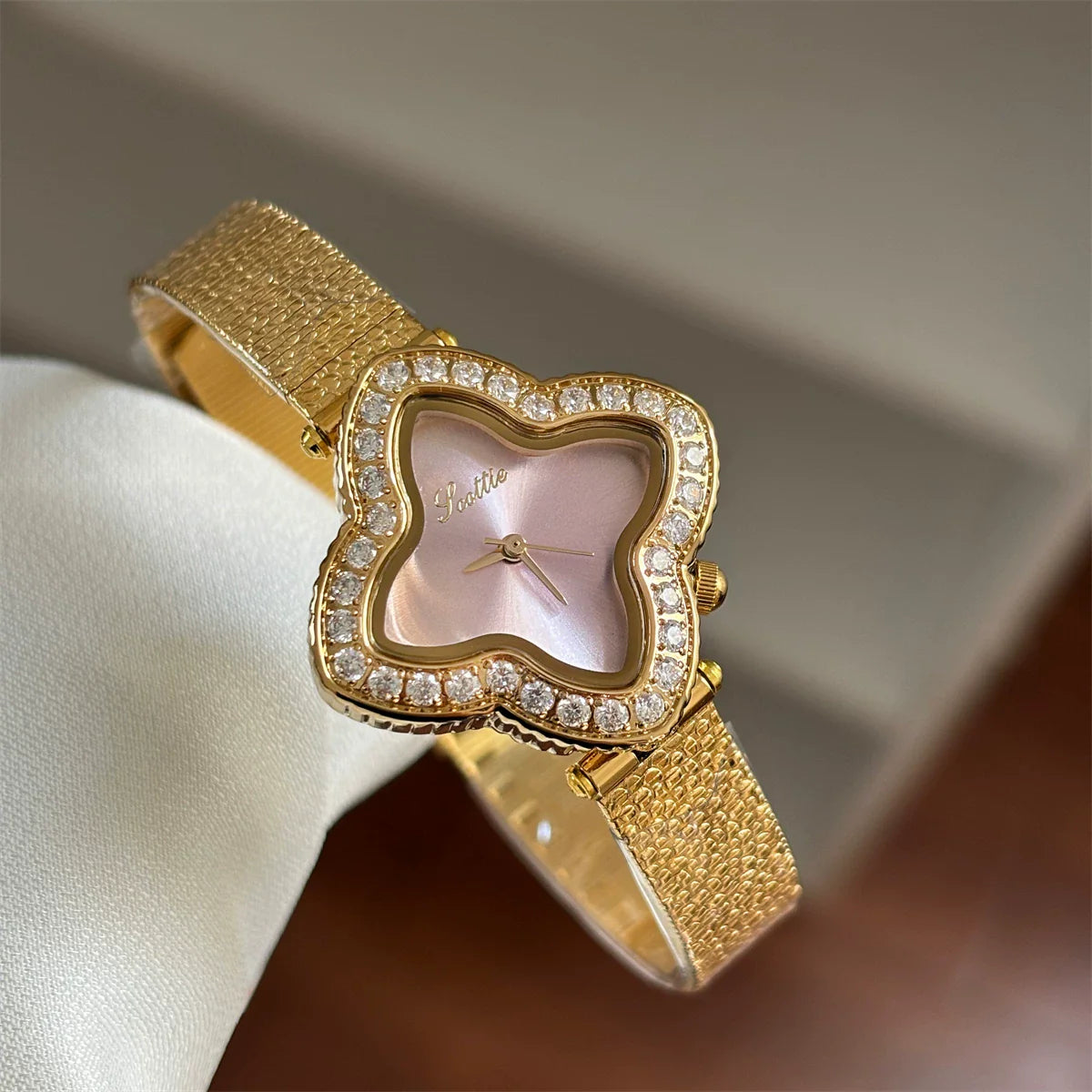 Oval Clover Bracelet Watch