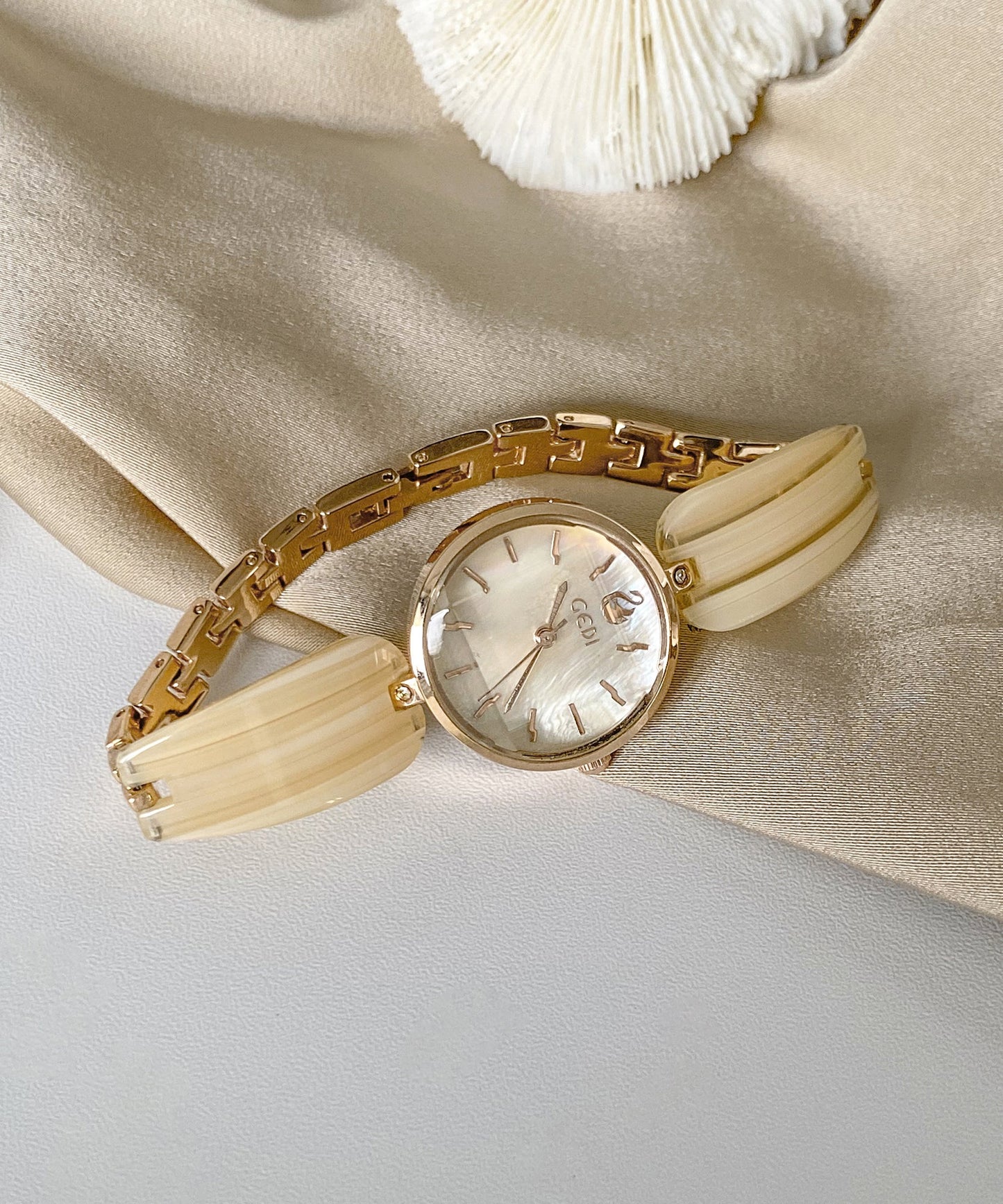 Apricot Alloy Quartz Movement Hardlex Crystal Watches