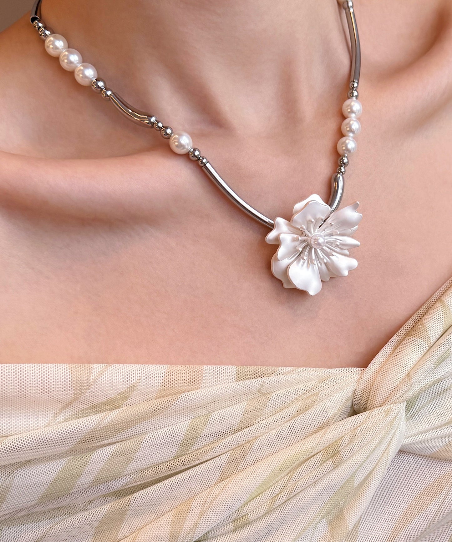 White Pearl Alloy Pendant Necklace