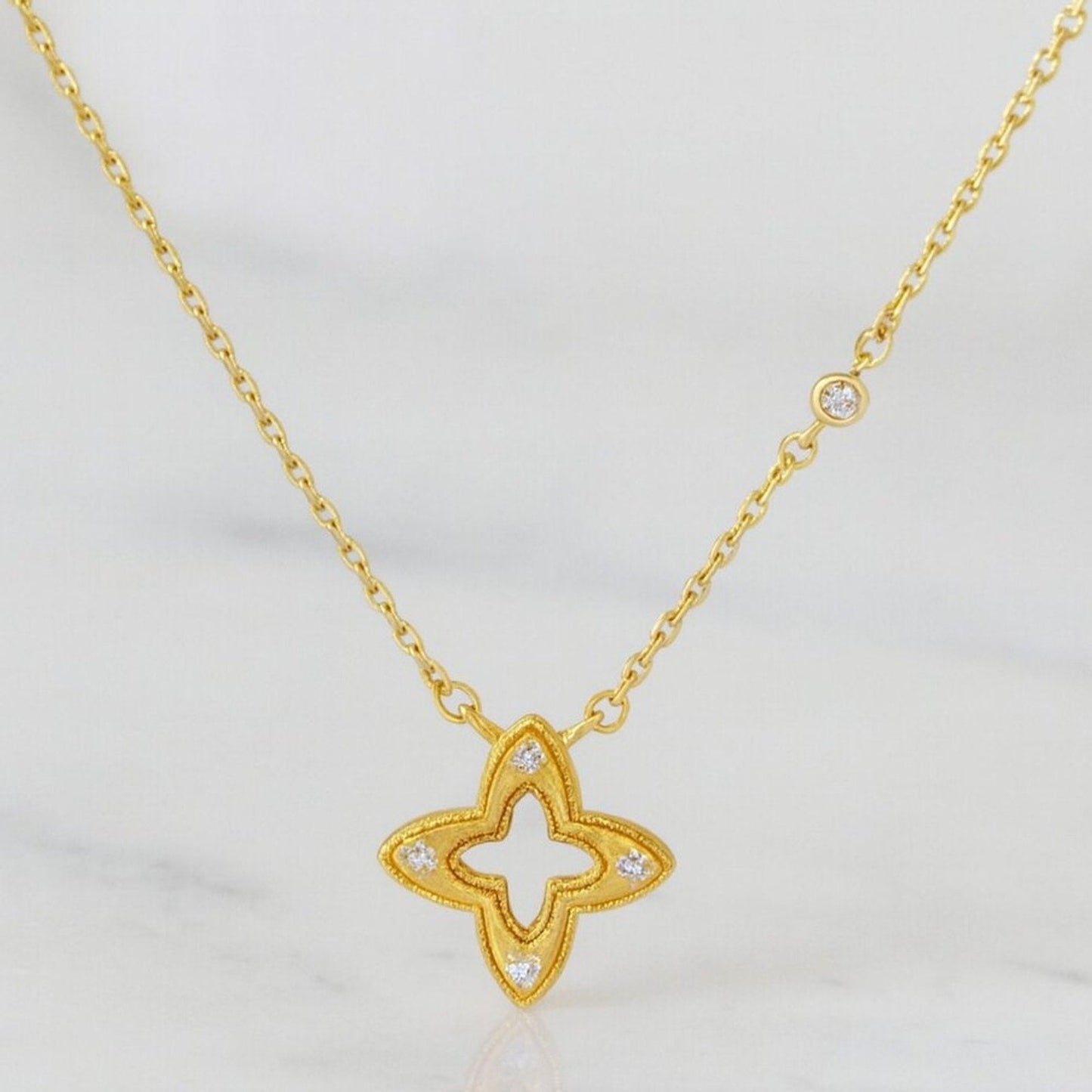 "clementine" Clover Necklace Gold