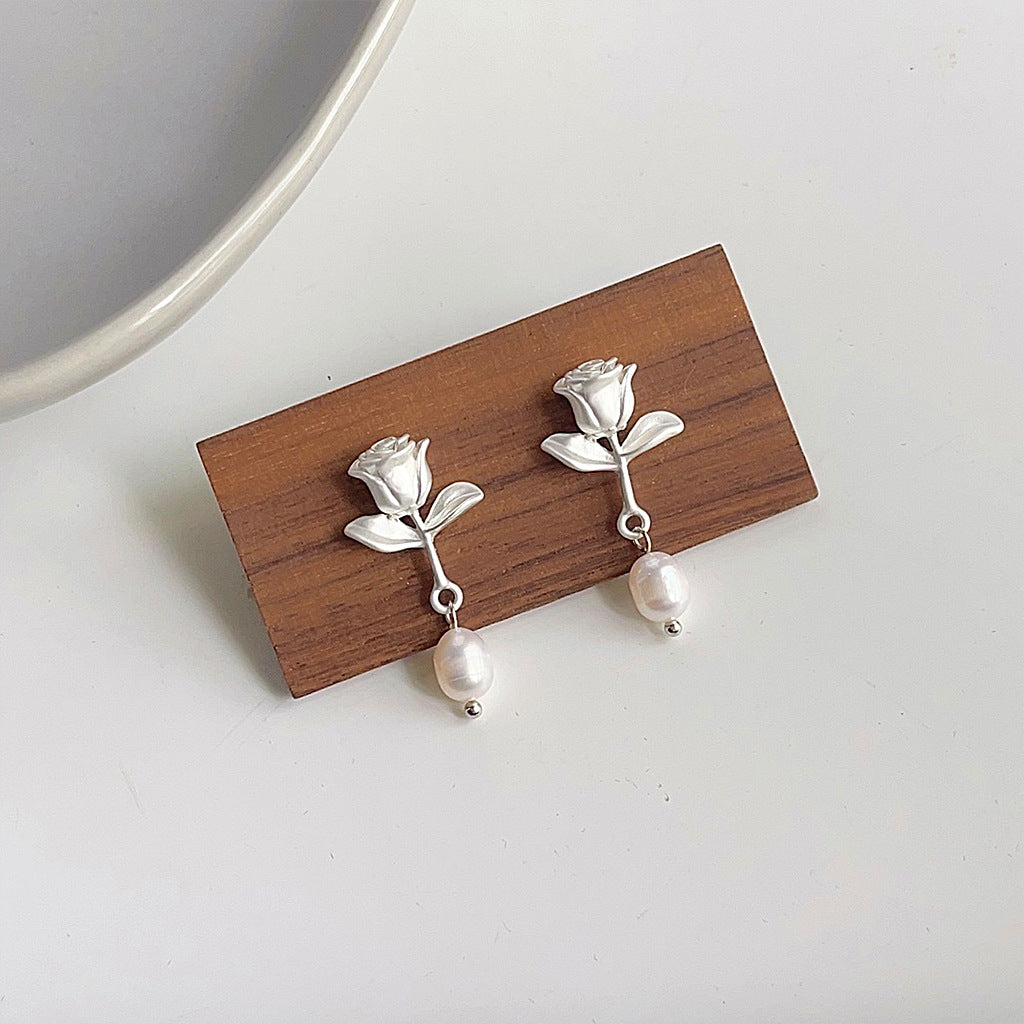 [] White Rose Pearl Earrings