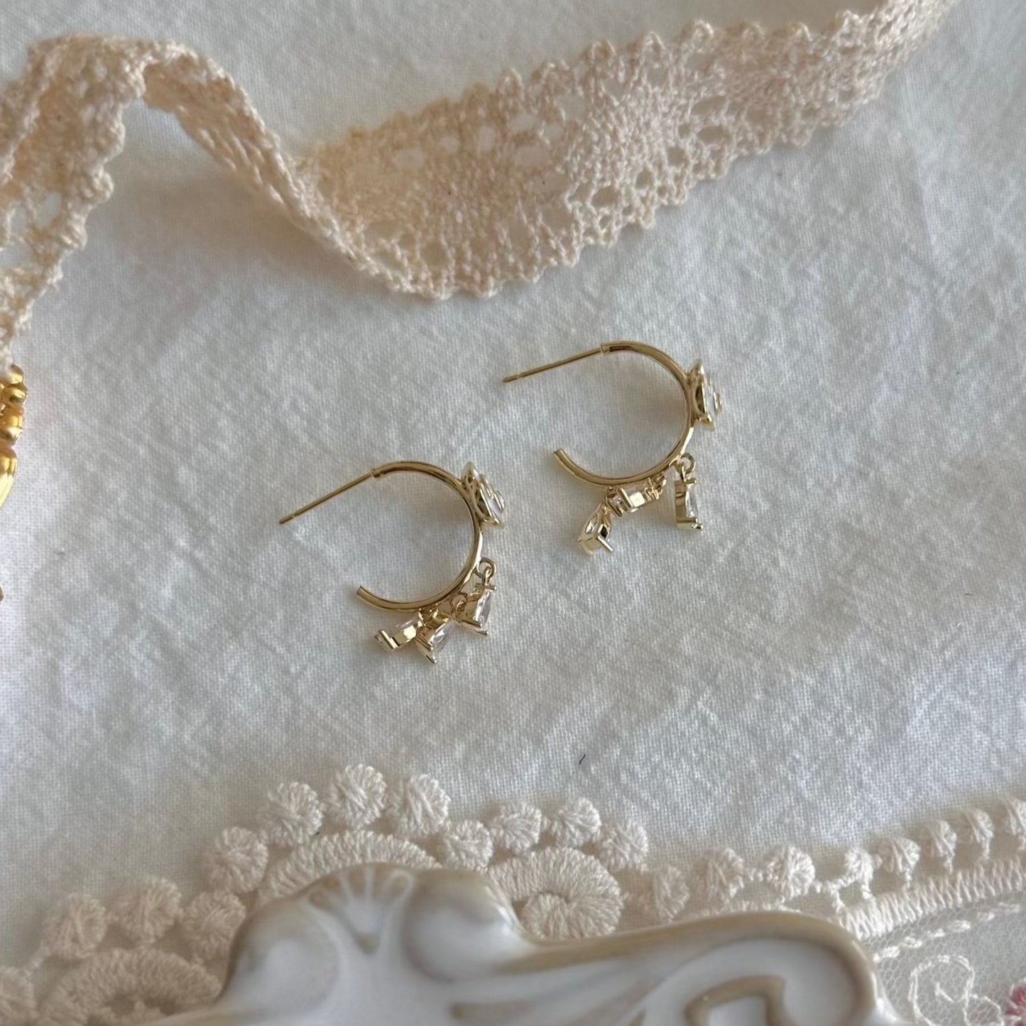 [] Emilia White Rose Earrings