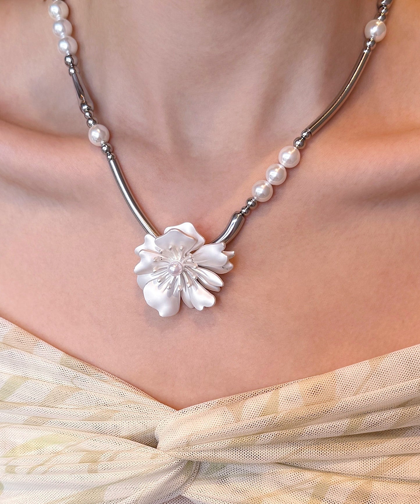 White Pearl Alloy Pendant Necklace