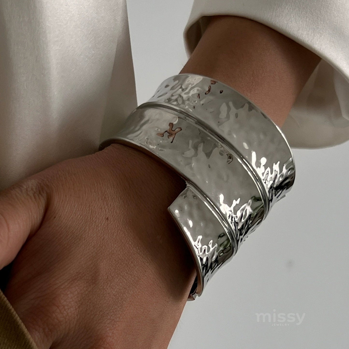 Leonor Triple-layer Hammered Cuff