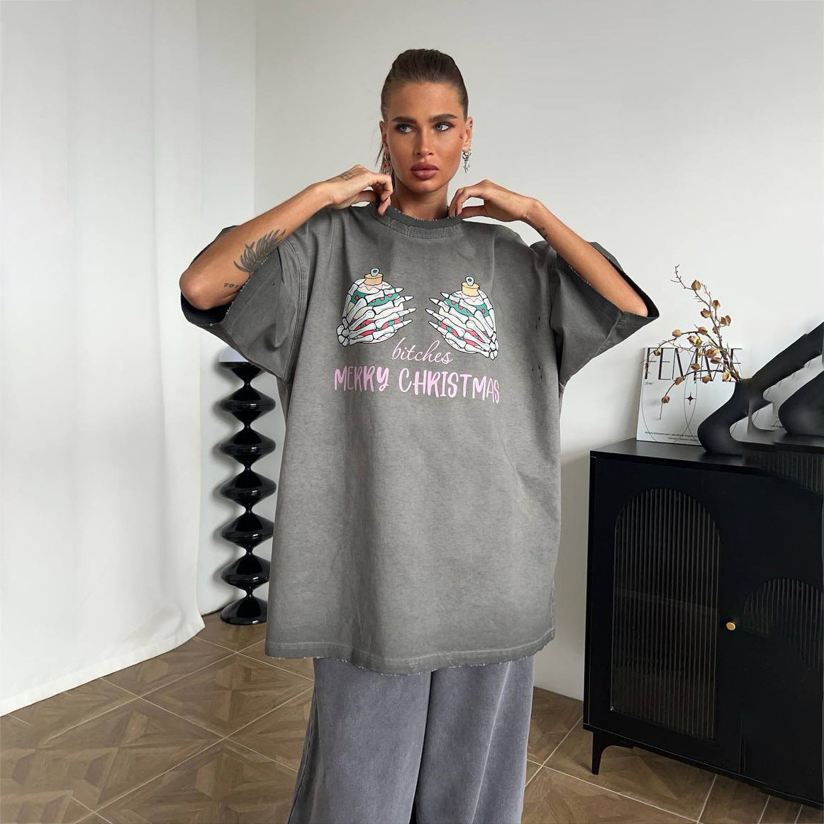 Women's Oversized Sweatshirt with Graphic Christmas Motif