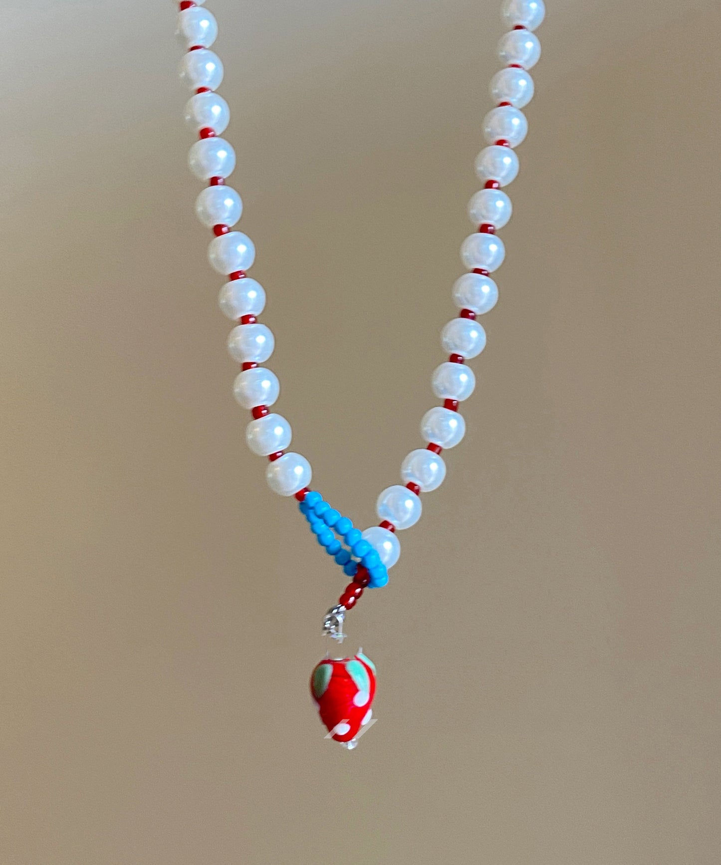 White Alloy Strawberry Pearl Pendant Necklace