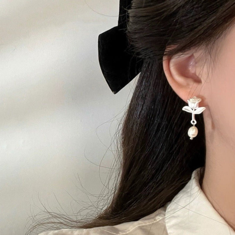 [] White Rose Pearl Earrings